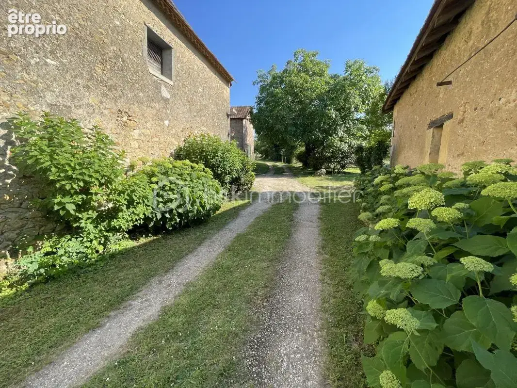 Sur 11457 m2 de terrain, ensemble de bâtiments en pierre composé d’une maison d’habitation, d’un gîte, d’un pool house, de deux  - photo 11