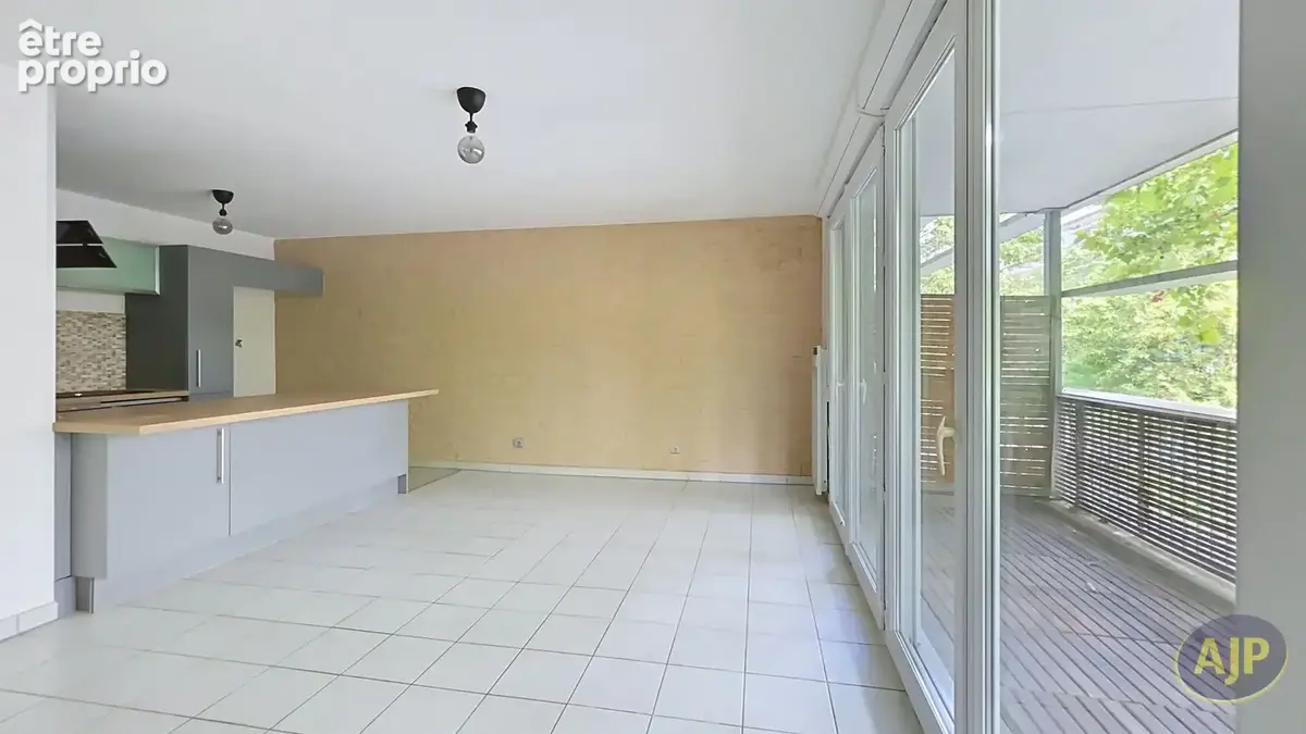 A Bordeaux 33800 Appartement rénové avec extérieur 14m² et parking ! - photo 1