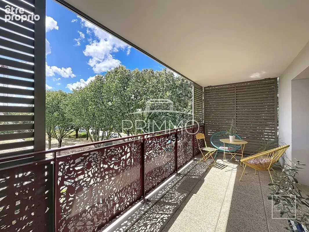 Bron, t2, 45.2m², dernier etage avec terrasset - photo 2