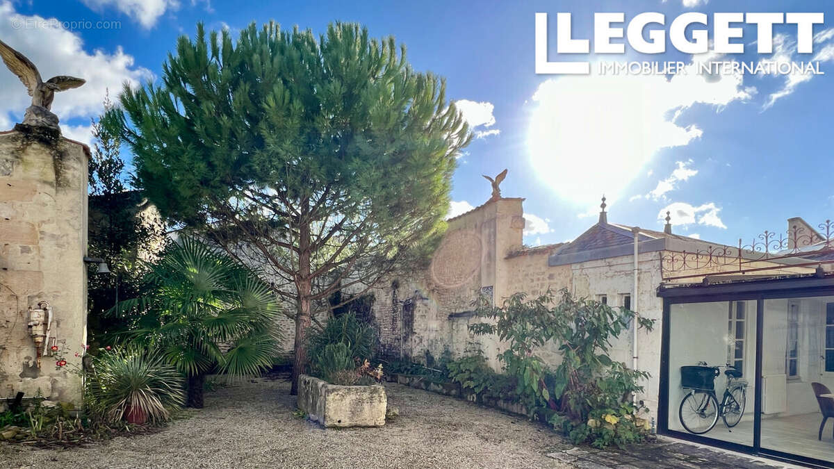 Maison à SAINT-JEAN-D'ANGELY
