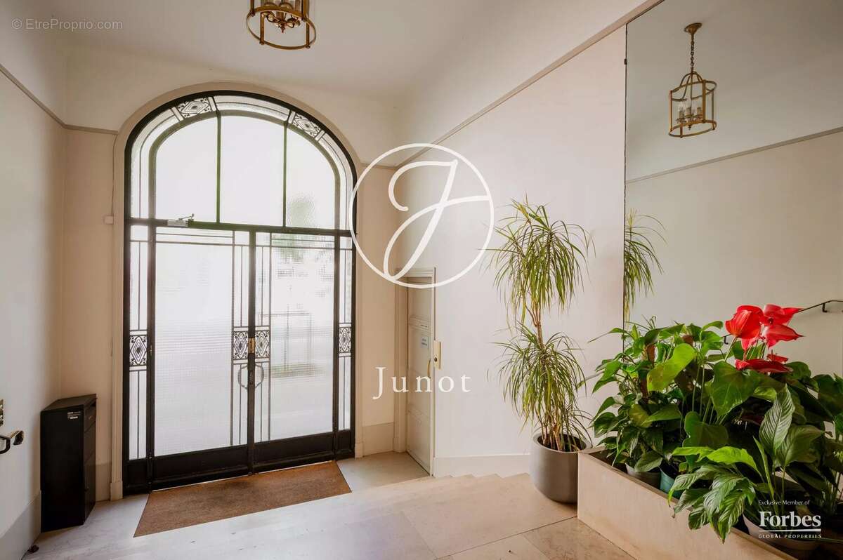 Appartement à PARIS-16E