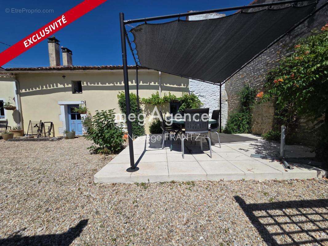 Propriété avec maison, 2 gîtes, 2 piscines et dépendance - Saint-Loup (17380) - photo 18