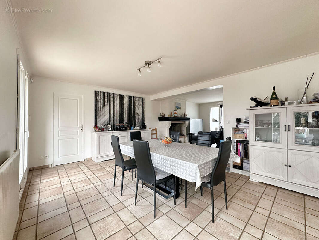 Maison à FONTENAY-LE-VICOMTE