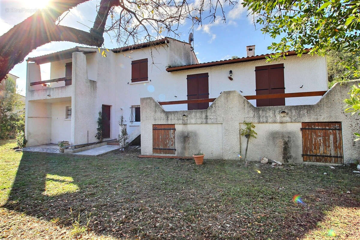 Maison à SAINT-CLEMENT-DE-RIVIERE