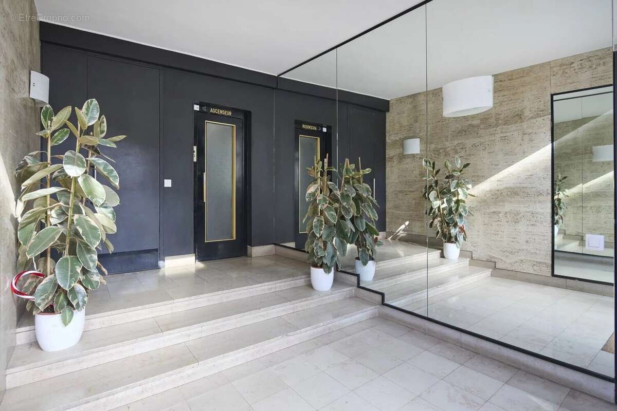 Appartement à PARIS-16E