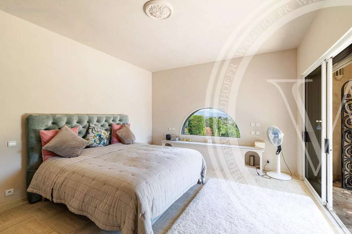 Maison à ROQUEFORT-LES-PINS