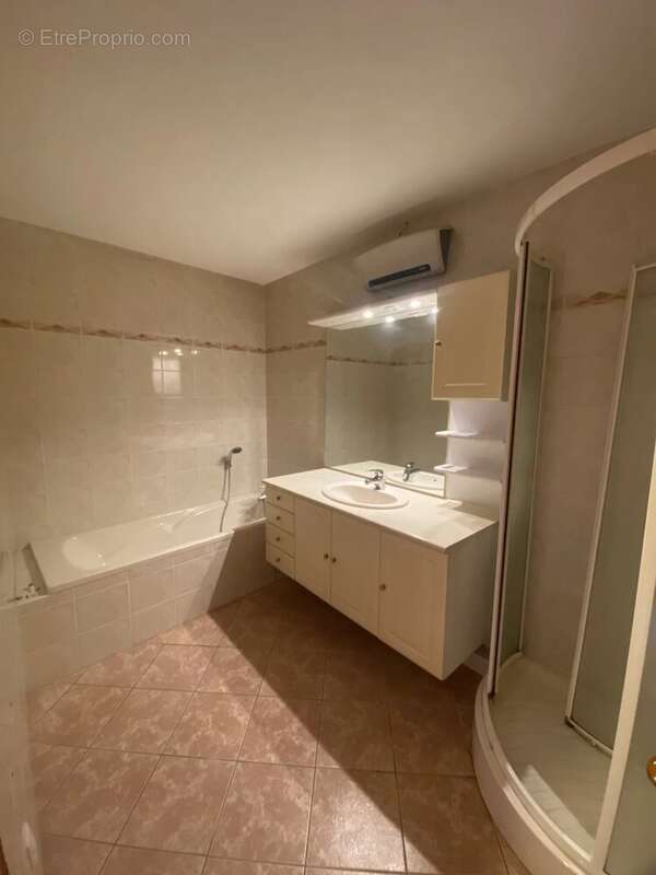 Maison mitoyenne de 185 m² composée de deux appartements ,jardin, terrasse, garage et cave à Séchilienne. - photo 15