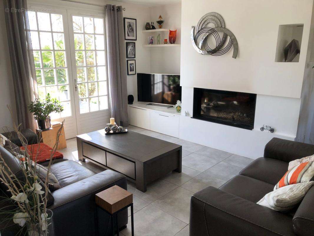  Maison familiale avec piscine – 145 m² – Terrain de 1 600 m² – La Jarrie (17220) - photo 4