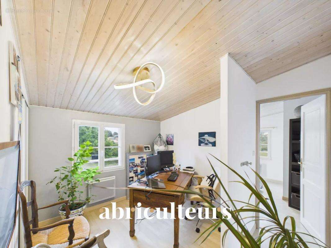 Maison à SAINT-HILAIRE-DE-CHALEONS