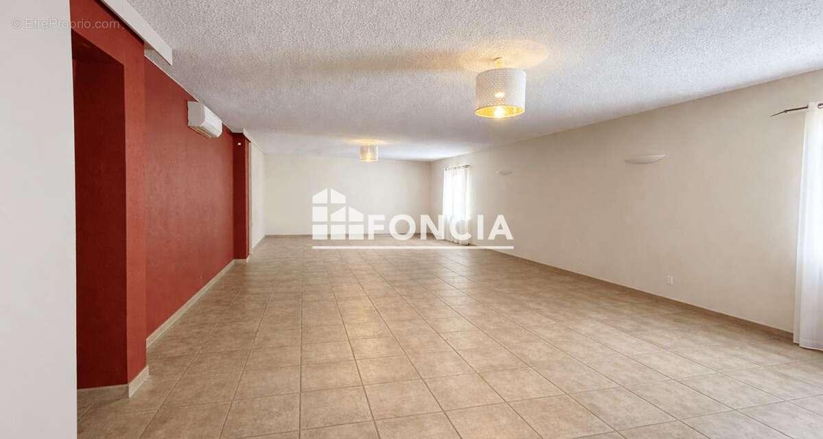 Sur le bassin de Thau murs commerciaux vides de + de 1100 M2 avec villa, dépendances et multiples possibilités - photo 5