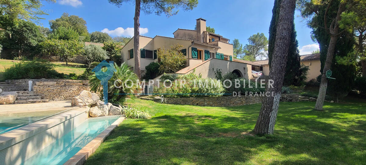 Collines - secteur residentiel - spacieuse villa 5 chambres avec piscine et dependances - photo 2
