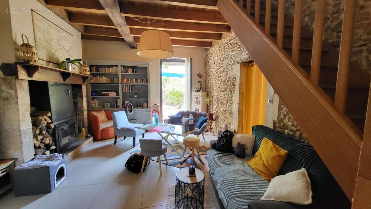 24140 Eyraud Crempse Maurens Maison ancienne en pierres  et petite grange sur parcelle de 3093 m² - photo 7