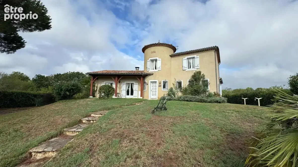 Maison de 8 pièces de 158 m² à Montpon-Ménestérol - photo 1