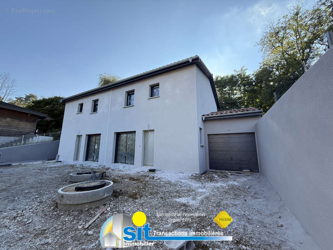 Maison à EYZIN-PINET