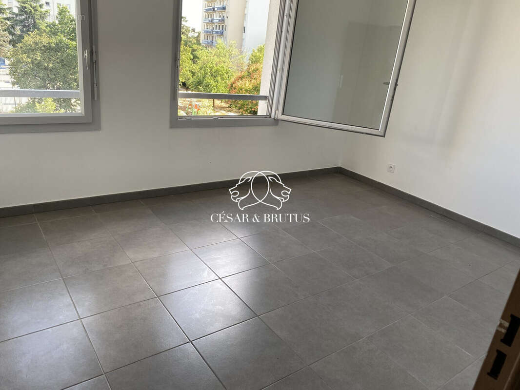 Appartement 70 m² à Saint-Priest  - photo 7
