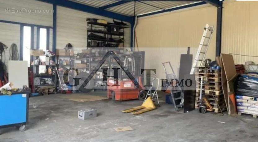 300 m² entrepot terrain sur 3700 m² de parcelle - photo 2