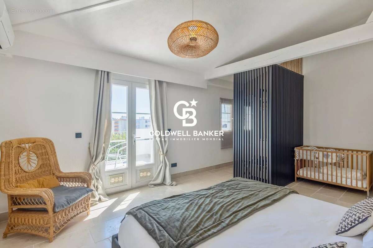 Située dans un domaine privé et sécurisé d’Agay à Saint-Raphaël, opportunité d’investissement rare sur la Côte d’Azur, alliant e - photo 13