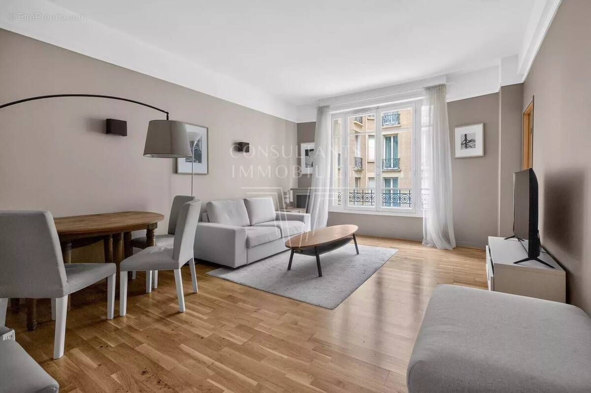Appartement à PARIS-16E
