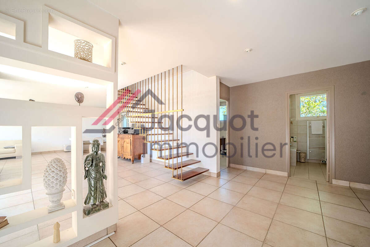 Maison 192 m² à Lons-Le-Saunier  - photo 2
