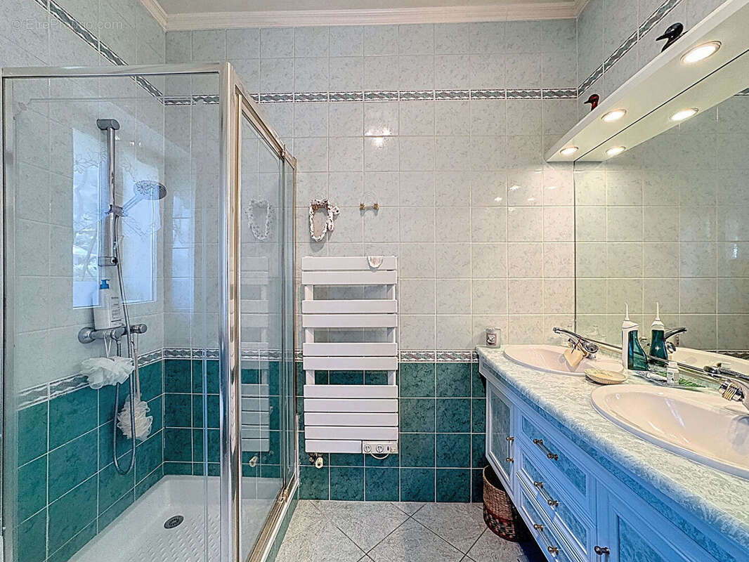 Maison à CHATEAUNEUF-VILLEVIEILLE