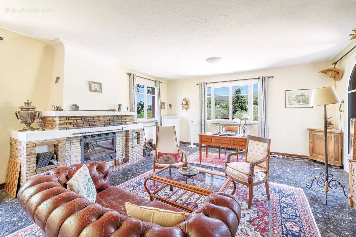 Maison à CHATEAUNEUF-GRASSE