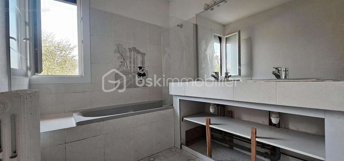 Maison spacieuse avec balcon et double garage, idéalement située ! - photo 6