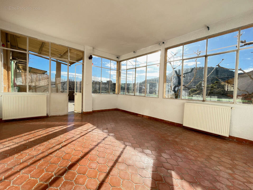 Immeuble de 5 appartements, jardin terrasse et garage, salernes centre, le var (83) ideal investisseur - photo 10