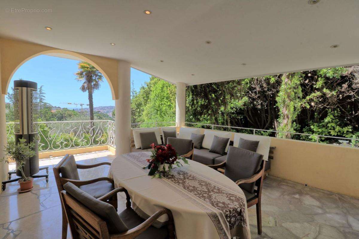 Superbe Maison de Maître avec Piscine et un Sublime Jardin Luxuriant !!! - photo 20