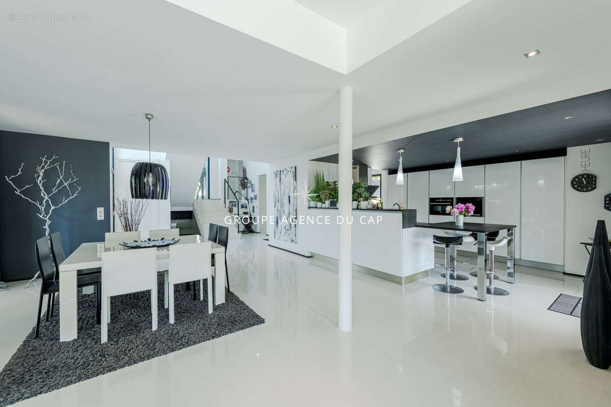 Villa contemporaine valescure  avec piscine garage et depandances - photo 7