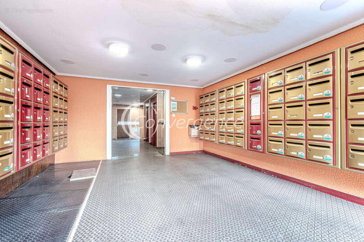 Studio, ascenseur, parking couvert quartier Baudin - photo 7