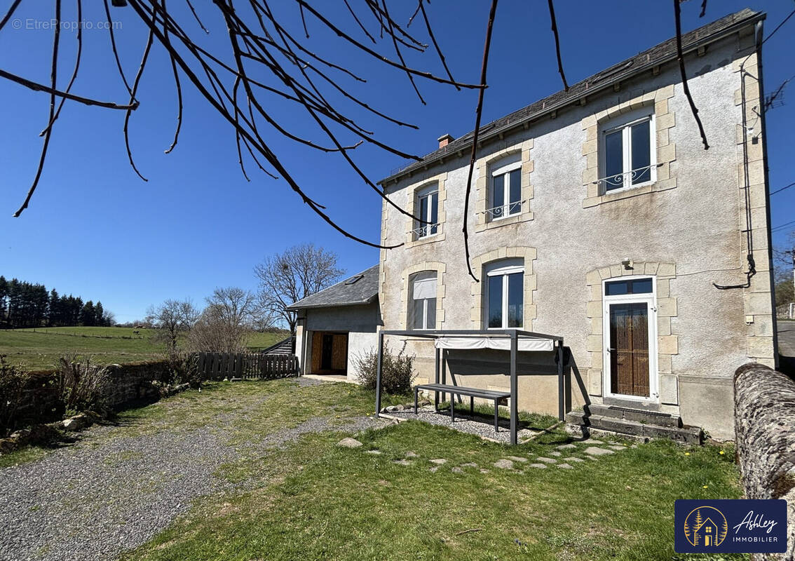 Maison 5 pièces RIOM-ES-MONTAGNES (Cantal)  - Maison à RIOM-ES-MONTAGNES