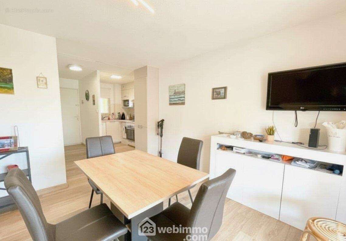 Espace séjour avec cuisine ouverte, fonctionnel et agréable au quotidien. - Appartement à SAINTE-MAXIME