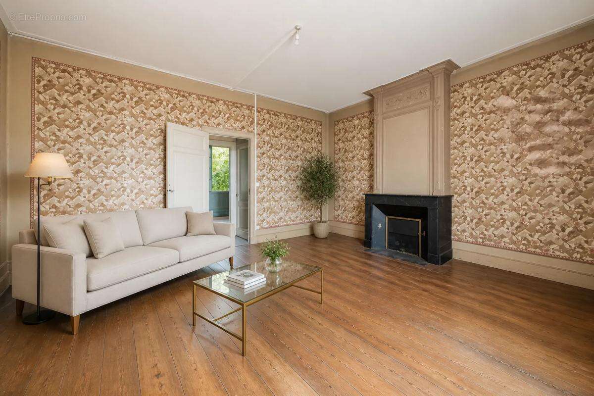 Maison 8 pièces de 400 m2 située à Saint-Médard-de-Guizières - photo 5