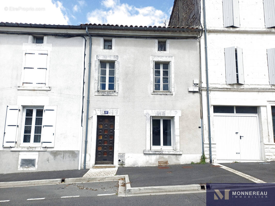 Maison à BARBEZIEUX-SAINT-HILAIRE