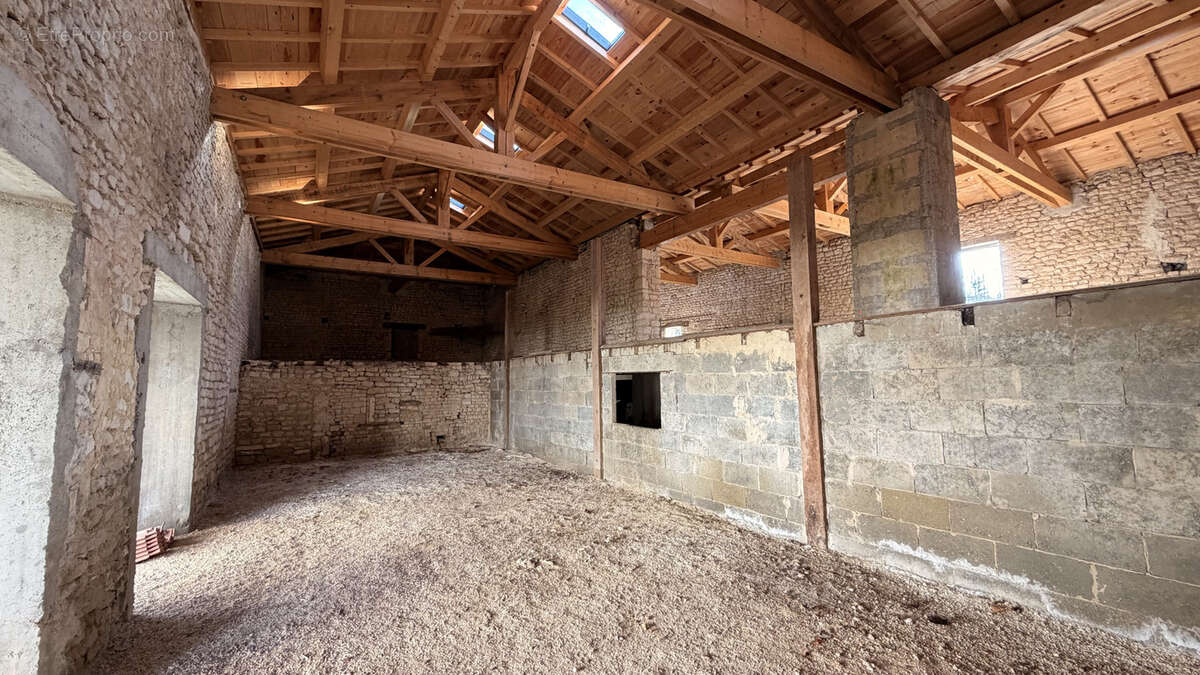 Maison à SAINT-JEAN-D'ANGELY