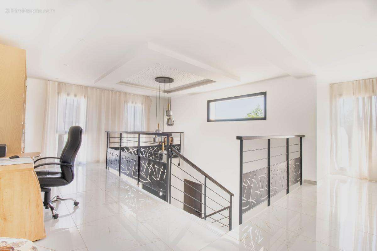 Maison Contemporaine 220 m² 5 Chambres - photo 9
