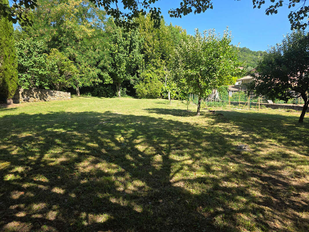 Maison en pierres sur terrain de 2250 m² - photo 2