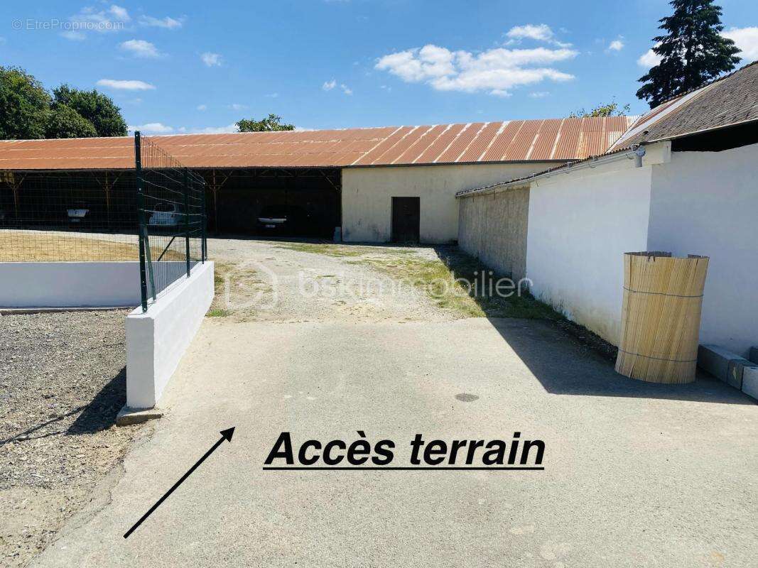 Terrain Constructible de 1050 M² avec 8 Garages ouverts et 3 Locaux Fermés d'environ 268 M²  (Plein Bourg) - photo 2