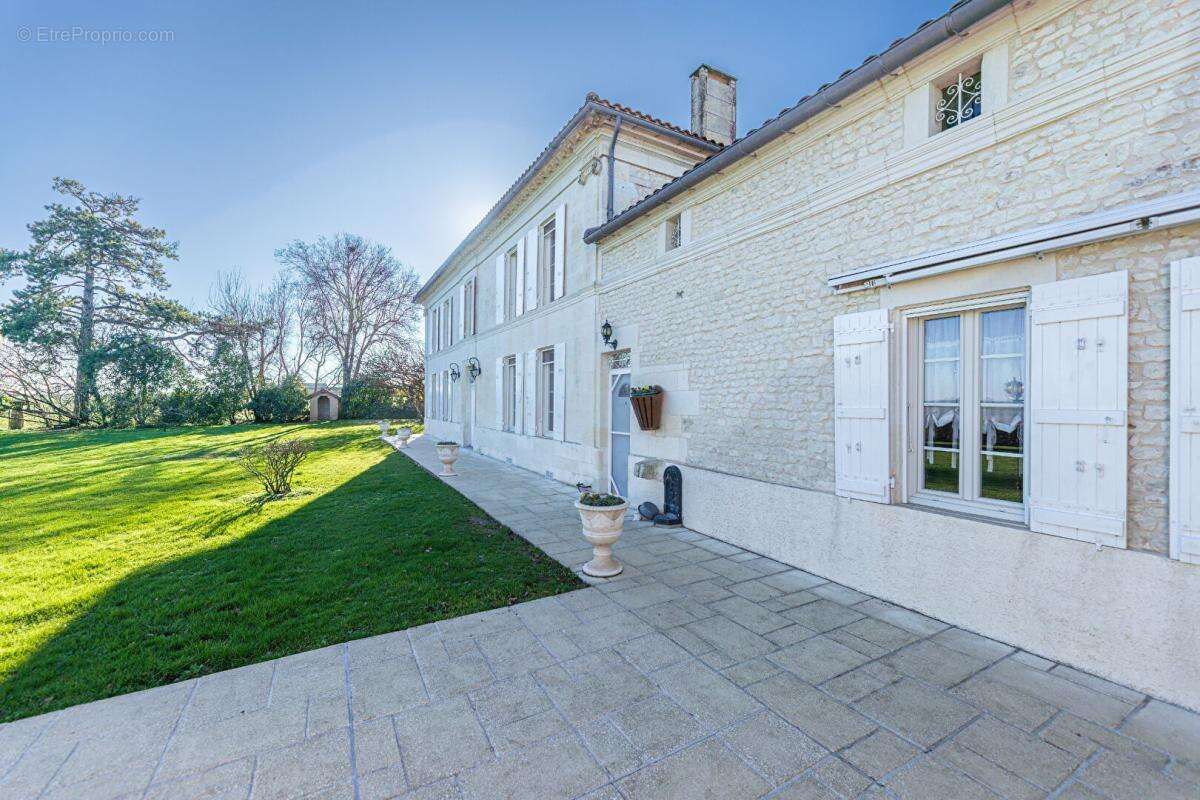 Maison à JARNAC-CHAMPAGNE
