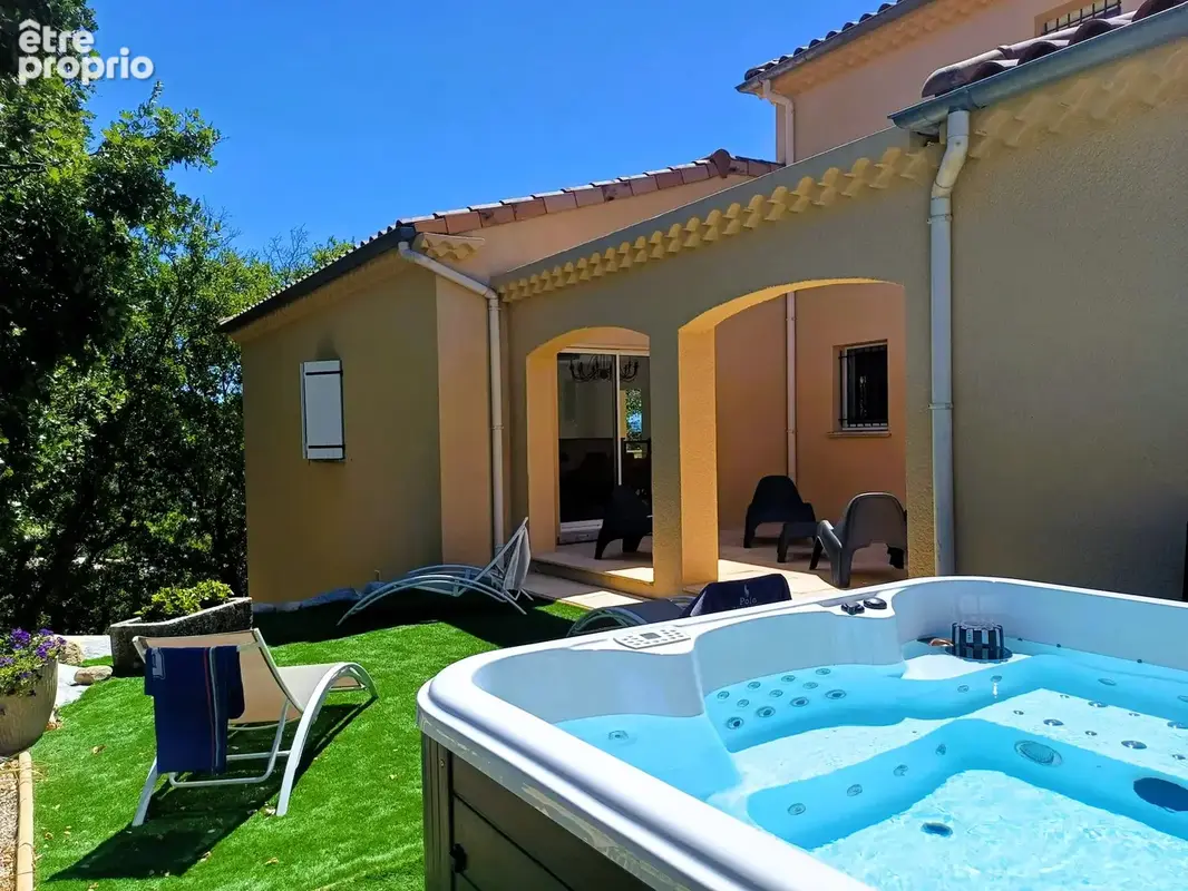 Superbe Villa d'architecte 197 m2, terrasses, jacuzzi, grand garage et cave sur 1318 m2 de terrain - photo 2