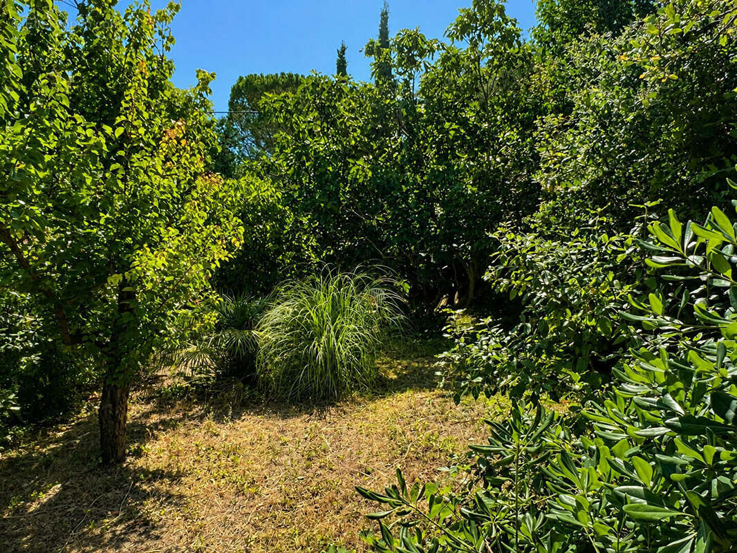 Vente terrain à Aubagne, parcelle de 560 m2 avec permis pour maison de plain-pied - photo 2