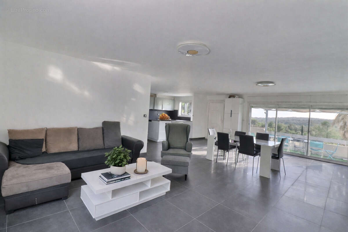 Maison à SAINT-CLEMENT-DE-RIVIERE