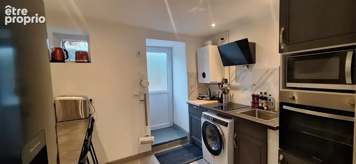 A 5 mn de la gare de sens,maison de ville avec sa terrasse privative et local commercial,ideal 1er achat. - photo 3