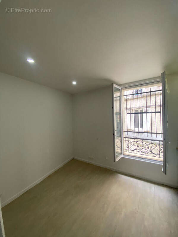 Appartement Paris 1 pièce(s) - photo 2