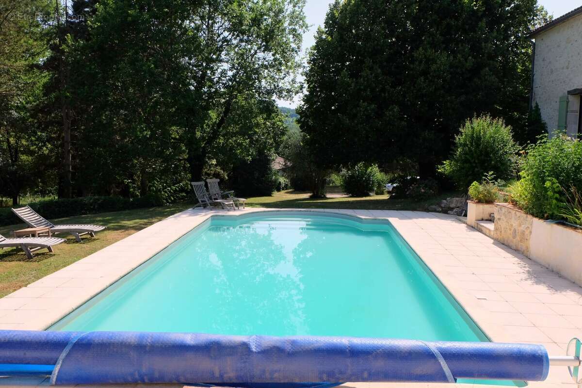 Impressionnante maison en pierre avec piscine et jardins très privés - photo 14