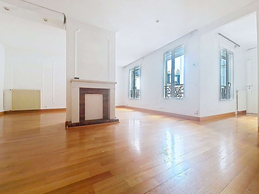 Appartement à PARIS-2E