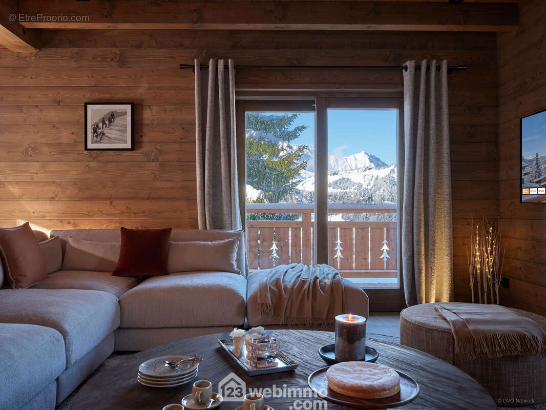 Sa pièce de vie spacieuse et lumineuse réunit cheminée centrale, espaces lounge et ouverture sur la terrasse. - Maison à CREST-VOLAND