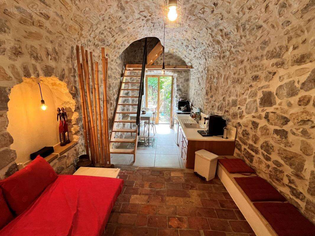 Maison à BERRIAS-ET-CASTELJAU