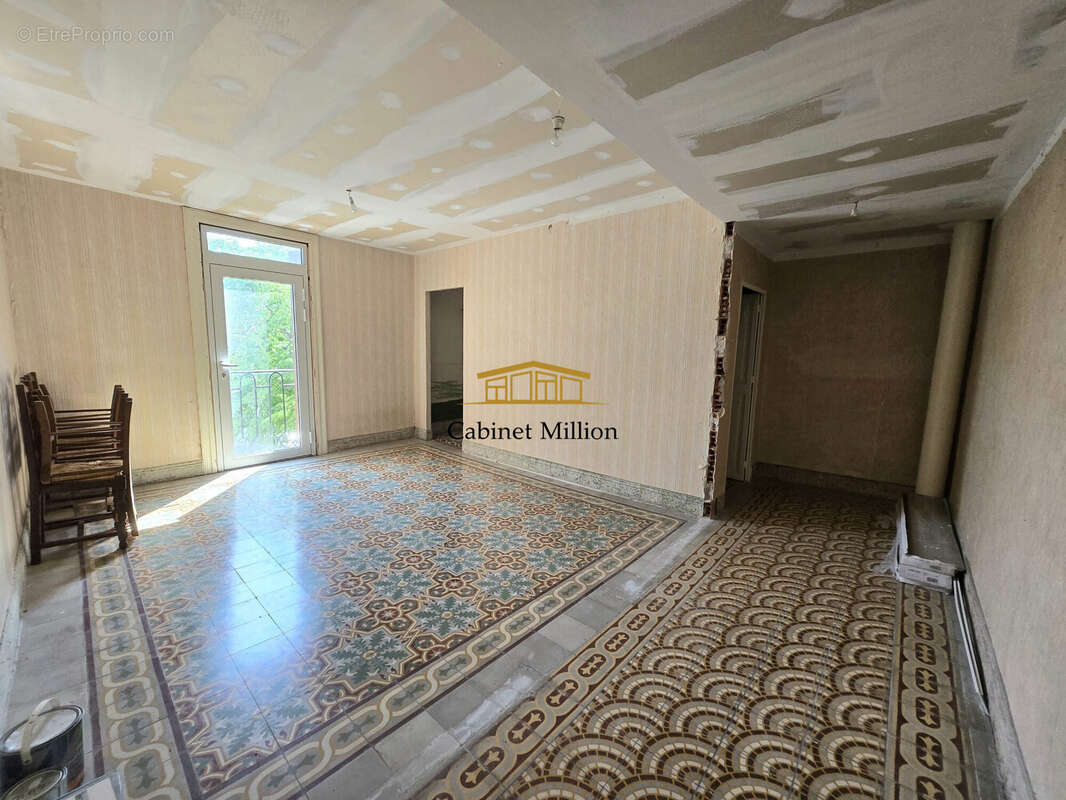 Maison à VIC-LA-GARDIOLE