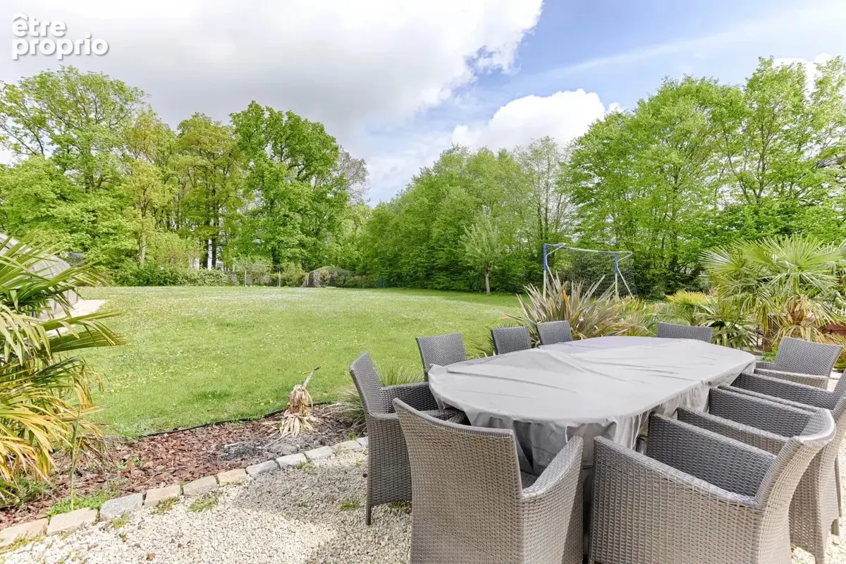 Corps de ferme rénové – 532 m² – 3 dépendances aménagées – Piscine - photo 13